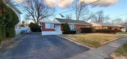 90 Birch Ln, Valley Stream NY 11581-2633 exterior