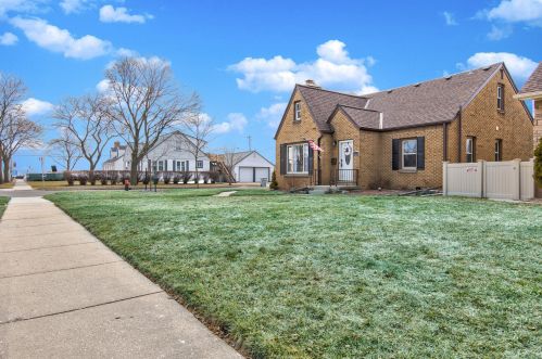 4631 Pine Ave, Milwaukee, WI 53207-5212