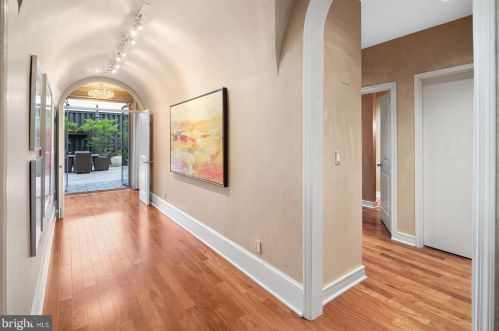 110 Front St, Philadelphia PA  19106-3000 exterior