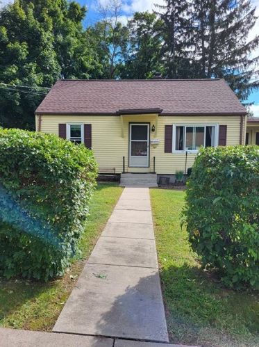 8 Green Valley Dr, Enfield, CT 06082-4910