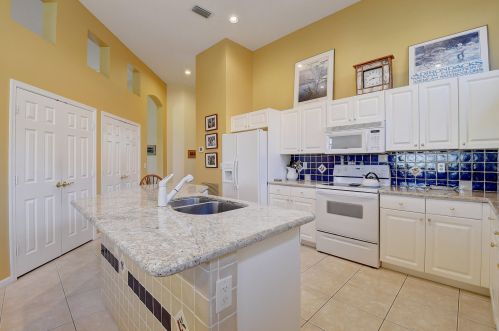 7145 Southport Dr, Boynton Beach FL 33472-2979 exterior