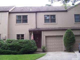 20 High Oak Ct, Hunt, NY 11743-4258