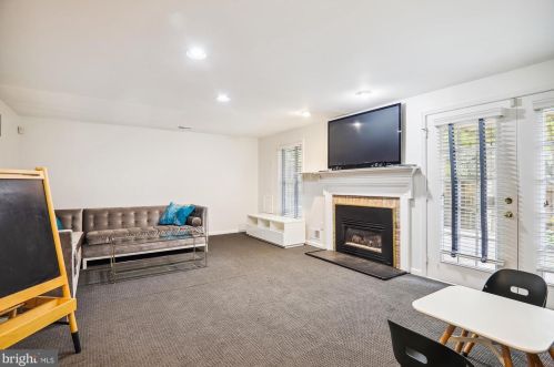 6036 Loganwood Dr, Rockville MD 20852-3459 exterior