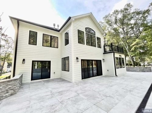 25 Chestnut St, Mahwah NJ  07430-3104 exterior