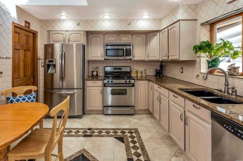 797 Corona Ave, Valley Stream NY 11580-4348 exterior