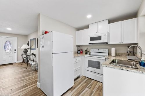 670 97 Ave, Naples FL 34108-2281 exterior