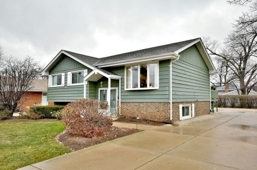 551 Michigan St, Elmhurst, IL 60126-2010