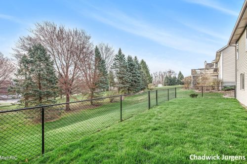 5542 Thoroughbred Dr, Wyoming MI 49418-8309 exterior