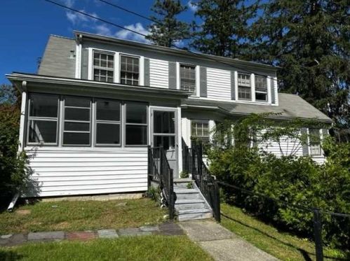 8 Oak Crescent St, Poughkeepsie, NY 12601-4912