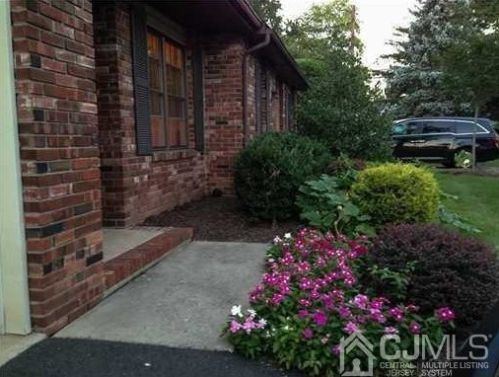 4 Dogwood Dr, Edison NJ  08820-1433 exterior