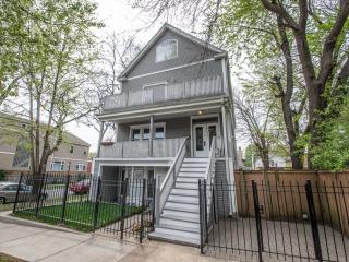1901 Fletcher St, Chicago IL  60657-2028 exterior