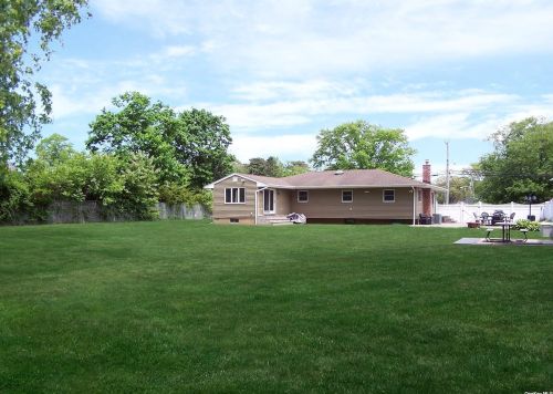 668 Ocean Ave, Bohemia NY 11716-1915 exterior