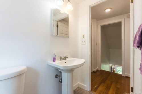 169 Glenwood St, Manchester CT 06040-5548 exterior