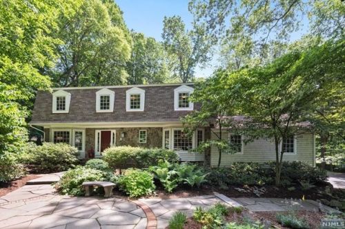 28 Aldbury Dr, Upper Saddle River, NJ 07458-2104