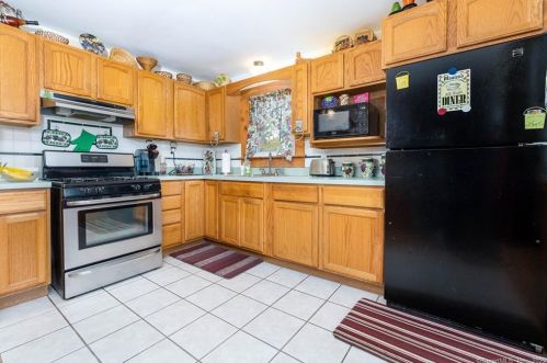 3 St, Windsor Locks CT 06096-1357 exterior