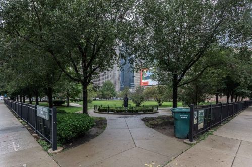 210 Desplaines St, Chicago IL  60661-5500 exterior