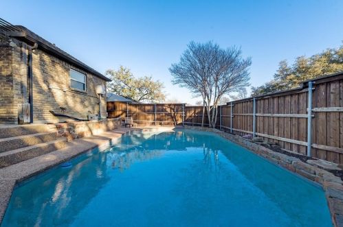 9672 Atherton Dr, Dallas TX 75243-6135 exterior