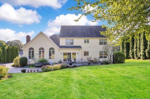 8 Jennifer Dr, North Haven CT 06473-2041 exterior