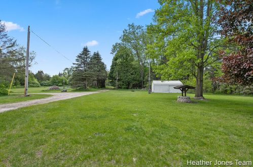 5682 Bartonville Rd, Belding MI 48809-8708 exterior