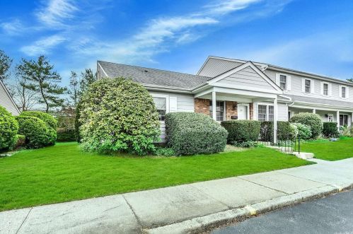 127 Barn Run Ct, Huntington Station, NY 11746-1951