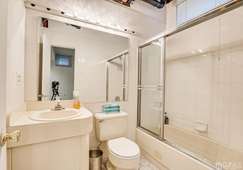 4 Fairhill Rd, Edison NJ 08817-2962 exterior