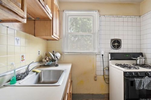 4140 Murdock Ave, Bronx NY 10466-2114 exterior