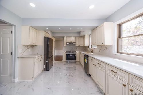 425 Rosemary St, Dearborn Heights MI  48127-3681 exterior