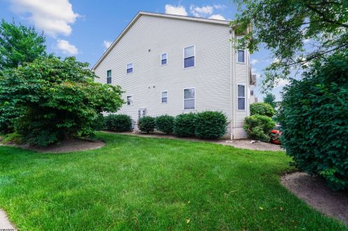 27 Joseph Dr, East Hanover NJ 07936-3579 exterior