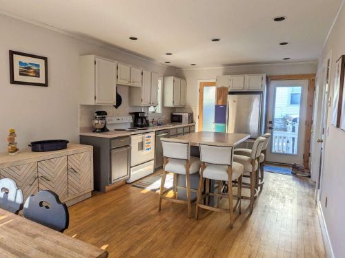 41 Summit St, Portland, ME 04106-2251