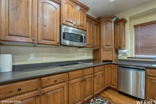 6352 Fish Lk Dr, Taylorsville UT 84081-5579 exterior