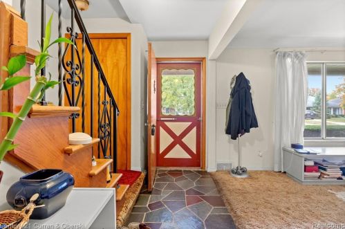 5975 Hubbell St, Dearborn Heights MI 48127-2445 exterior