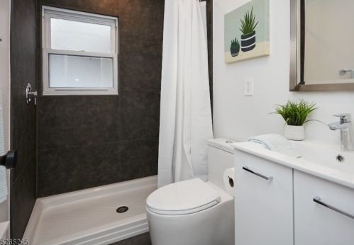 168 Forest Hill Rd, Town Center NJ  07052-3958 exterior