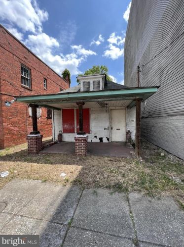 715 50th St, Washington, DC 20019-4814