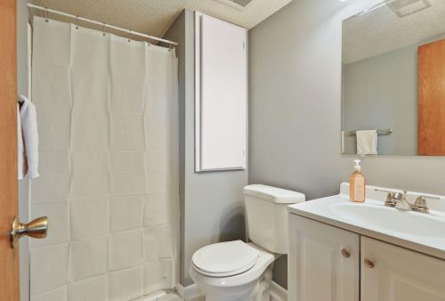 204 Ridgewood Dr, Chaska MN 55318 exterior