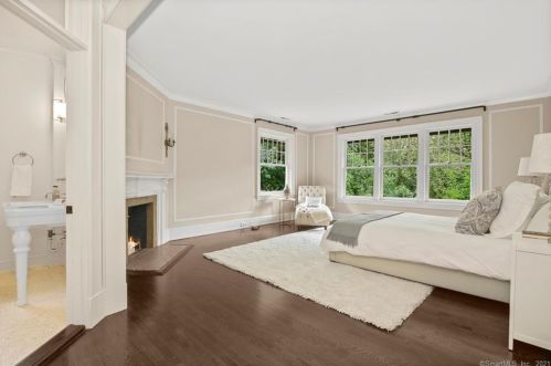 21 Grv Ln, Greenwich CT 06831-5317 exterior