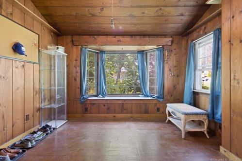 158 Center St, Windsor Locks CT 06096-2409 exterior