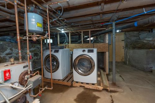 36 Charles St, Concord NH  03303-1528 exterior