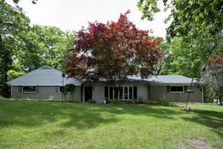 5006 Lake Forest Dr, Kalamazoo, MI 49008-3382