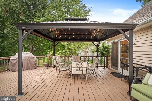 50 Crestwood Dr, Trenton NJ 08690-1938 exterior