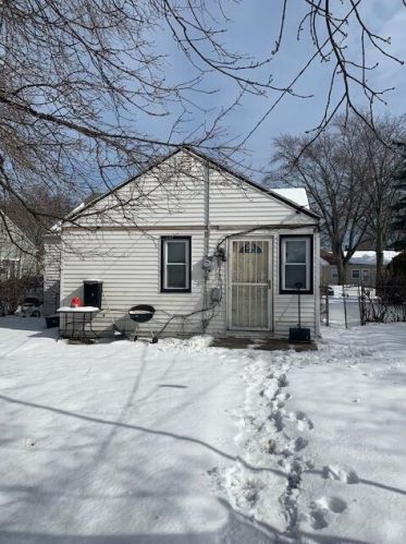 5237 28th St, Milwaukee, WI 53221-3727