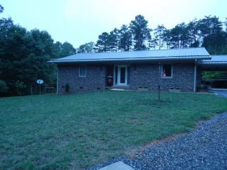 4586 Charlotte St, Conover, NC 28613-8537