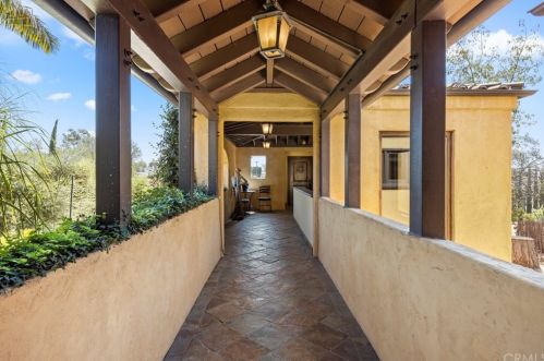 1028 Crestview Dr, Fullerton CA 92833-2203 exterior