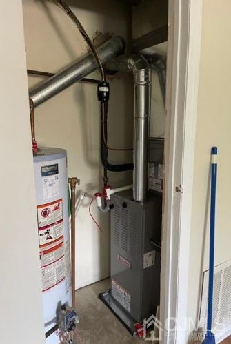 51 College Dr, Edison NJ 08817-5951 exterior