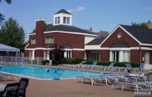 315 Livingston Ct, Edgewater NJ 07020-1639 exterior