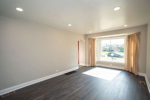 8528 Wabash Ave, Chicago, IL 60619-5618