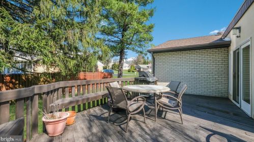 868 Broadmoor Rd, Huntingdon Valley PA 19006-2803 exterior