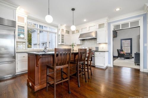 10 Woodway Ln, Wilton CT 06897-4730 exterior