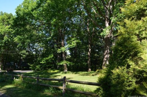 8 Marjorie Ln, Vernon CT 06066-4007 exterior