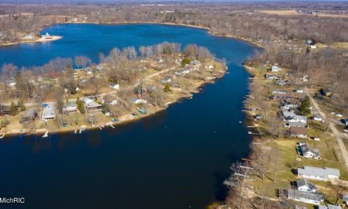 45551 Peninsula Dr, Grand Junction MI 49056-9462 exterior