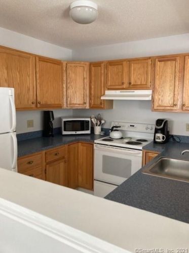 19 Lantern Ct, Farmington, CT 06032-3333